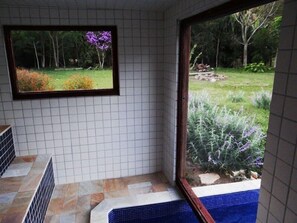 Indoor spa tub - Canto da Lua Chalés e Apiário (São Bento do Sapucaí)
