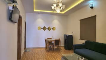 Deluxe Room | Laptop workspace, free WiFi