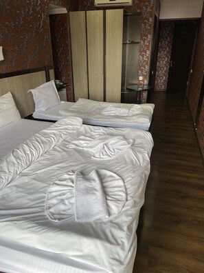 Comfort driepersoonskamer | Luxe beddengoed, een laptopwerkplek, verduisterende gordijnen
