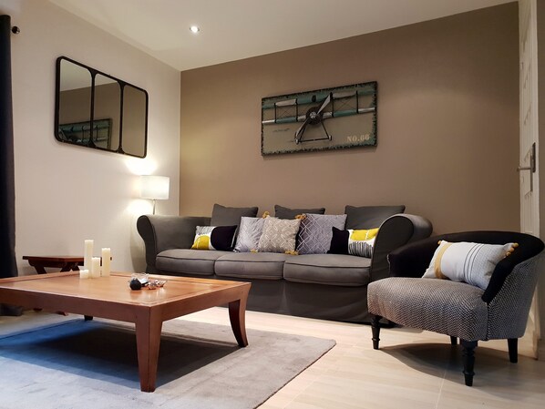 TV, fireplace, video games, DVD player