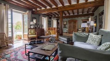 Een televisie, een open haard en boeken