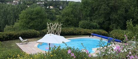 Een buitenzwembad en een verwarmd zwembad