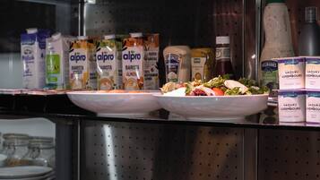 Un bufé con diversas opciones de comida, incluyendo carnes, quesos y productos lácteos.
