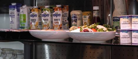 Un bufé con diversas opciones de comida, incluyendo carnes, quesos y productos lácteos.