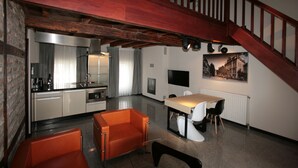 Une cuisine moderne avec un coin repas, un escalier et une vue sur la ville.