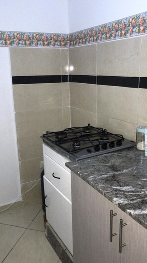 Een koelkast, een oven