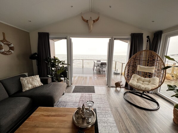 Smart TV, stereo - Exclusive holiday villa ***** Markermeer Bovenkarspel directly on the Markermeer (Bovenkarspel)