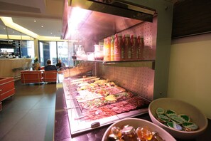 Café da manhã com buffet todos os dias mediante uma taxa