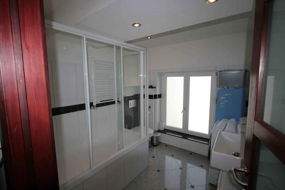 combined shower/bathtub, hair dryer, towels, soap