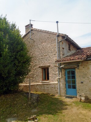 Exterior - Rural Farmhouse with Spacious Garden near Charroux (Charroux)
