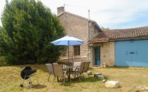 Outdoor dining - Rural Farmhouse with Spacious Garden near Charroux (Charroux)