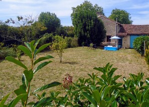 Property grounds - Rural Farmhouse with Spacious Garden near Charroux (Charroux)
