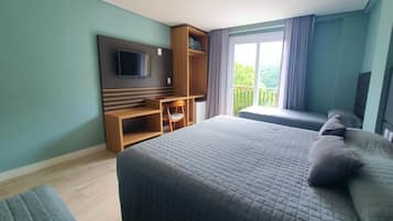 Quarto quádruplo superluxo | Frigobar, escrivaninha, cortinas blackout, quartos à prova de som