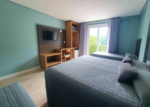 Luxury Quadruple Room | Minibar, desk, blackout drapes, soundproofing - Sky Palace Hotel (Gramado)