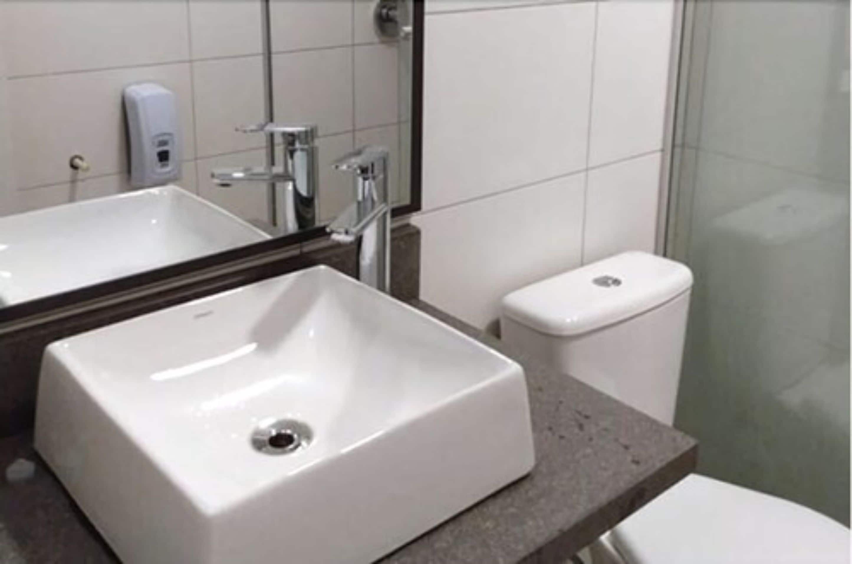 deluxe triple room | bathroom sink