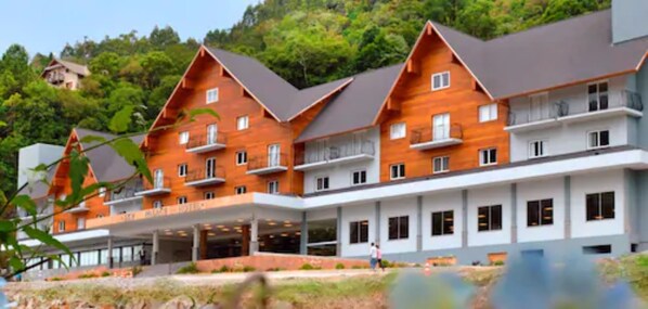 A hotel with a modern architectural design, featuring multiple balconies and a covered entrance area. - Sky Palace Hotel (Gramado)