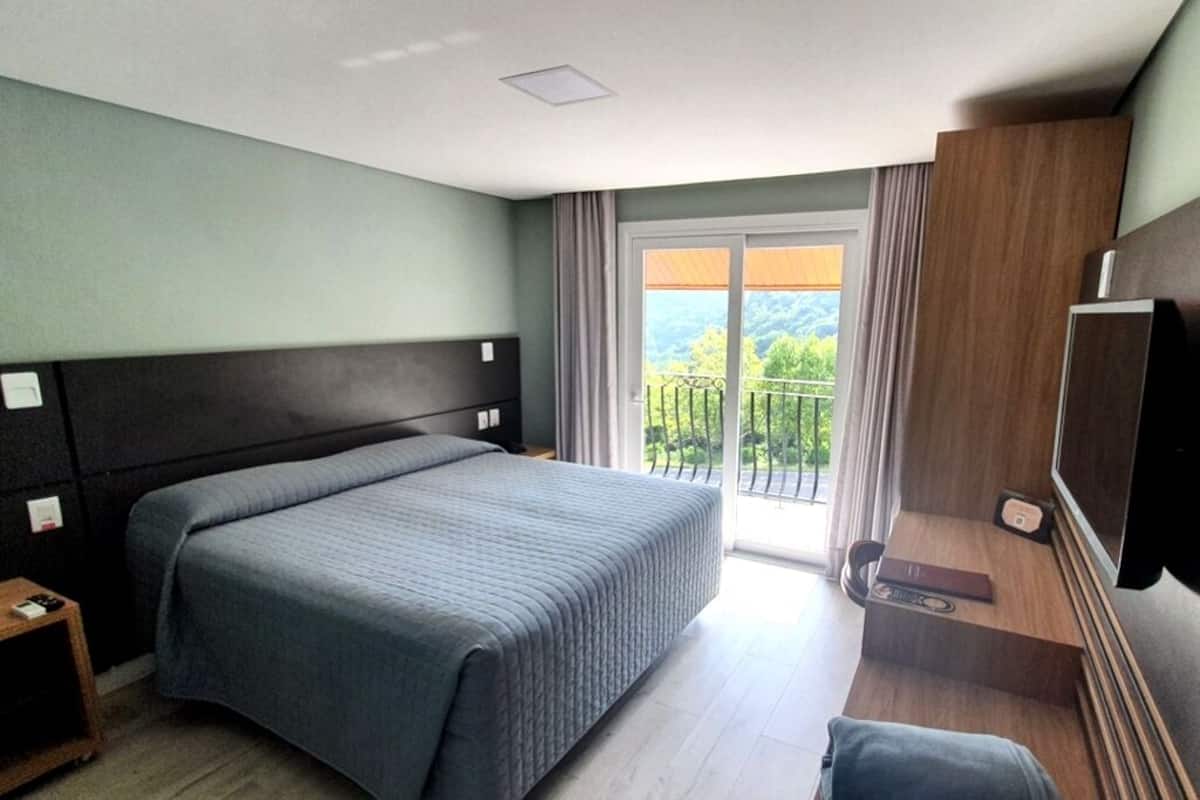 Luxury Double Room | Minibar, desk, blackout curtains, soundproofing
