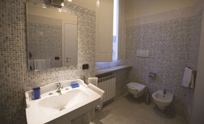 Shower, hair dryer, bidet, towels