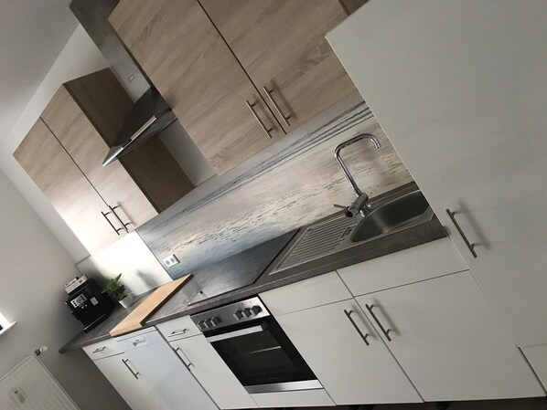 Comfort Apartment | Private kitchen | Fridge, oven, stovetop, dishwasher - Ferienwohnungen AKH Home (Sankt Wendel)