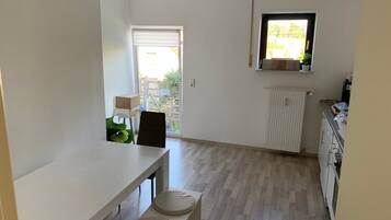 Apartemen Comfort | Makan di kamar