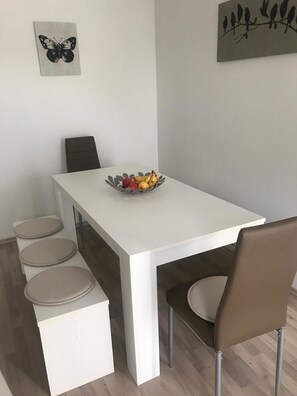 In-room dining - Ferienwohnungen AKH Home (Sankt Wendel)