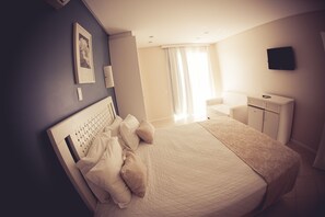 Chambre Standard double ou avec lits jumeaux | Coffre-fort, rideaux d’obscurcissement, accès au Wi-Fi (inclus)