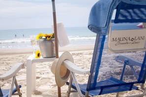 Sur la plage, sable blanc, parasol, serviettes de plage