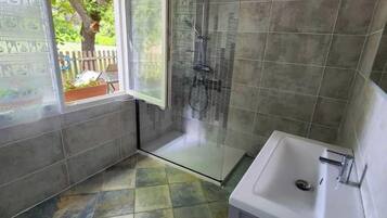 Douche, sĂšche-cheveux, serviettes fournies, savon