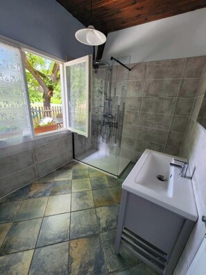 Dusche, Haartrockner, Handtücher, Seife