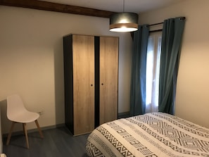 2 chambres, fer et planche à repasser, lit parapluie, Wi-Fi gratuit