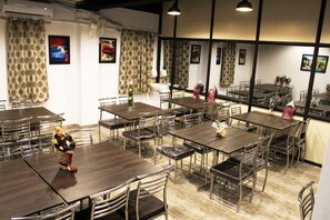 Dining - Eco Inn Dormitory - Hostel (Jamnagar)