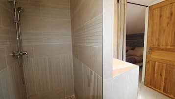 Chambre Double (Cocon) | Douche de la salle de bain