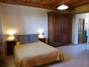 Family Room (Chataigne) | Hypo-allergenic bedding, individually decorated, individually furnished - Domaine du Clap (Pranles)