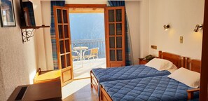 Kamar Quadruple, pemandangan kota | Tirai kedap cahaya, setrika/meja setrika, dan tempat tidur bayi gratis