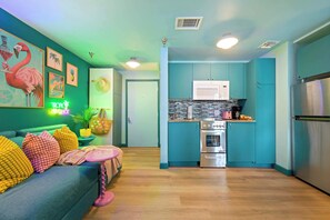 Fridge, microwave, oven, stovetop - ‼️Stylish Oceanfront‼️ Stay on Iconic Ocean Drive (Miami Beach)