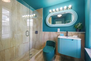 Shower, hair dryer, towels, shampoo - ‼️Stylish Oceanfront‼️ Stay on Iconic Ocean Drive (Miami Beach)