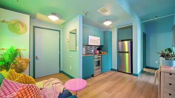 Réfrigérateur, micro-ondes, four, plaque de cuisson