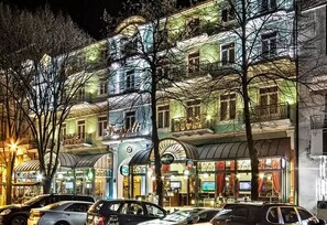 A multi-story hotel with a classic European architectural style, featuring balconies and large windows. - Feeria Apartment Deribasovskaya (Odesa)