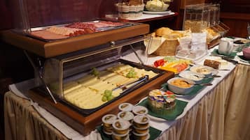Tägliches Frühstücksbuffet (9.00 EUR pro Person)