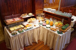 Sarapan prasmanan setiap hari (EUR 9.00 per orang)