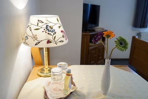Doppelzimmer Neu | Wohnbereich | Flachbildfernseher