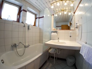 Double Room, Balcony | Bathroom - Pension Besser (Eisenkappel-Vellach)