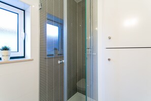 Dusche, Haartrockner, Handtücher