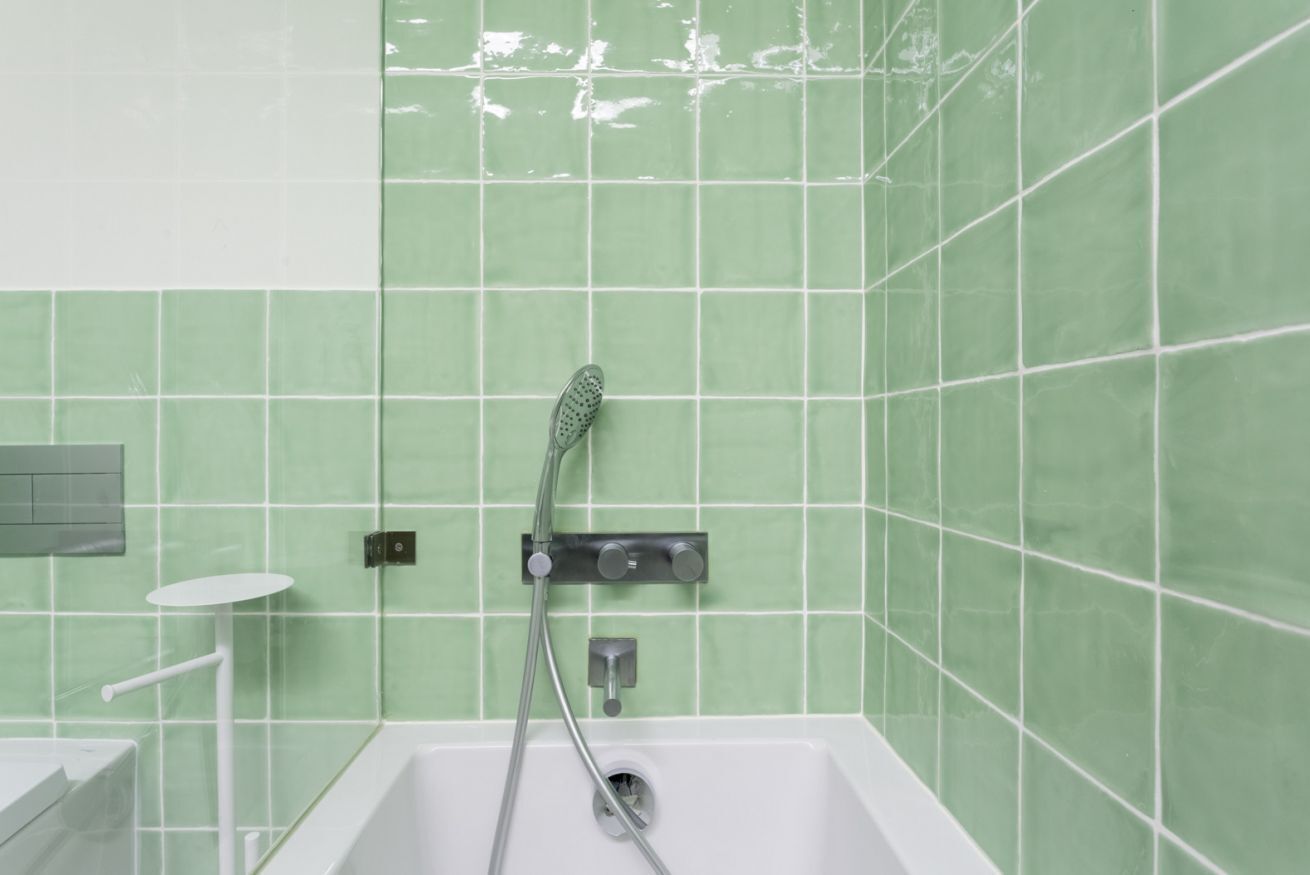 Un baño con bañera, ducha e inodoro.
