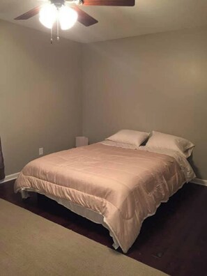 2 bedrooms, iron/ironing board, free WiFi, bed sheets - Great Location ..Cute Cottage in Hip East Nashville (Nashville)