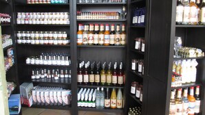 A liquor store with shelves stocked with various bottles and cans. - Haus Lucie (Heringsdorf)
