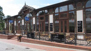 A traditional European-style building with large windows and a brick facade. - Haus Lucie (Heringsdorf)