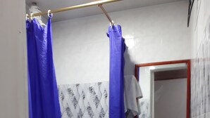 Un bagno con doccia, WC e lavandino.