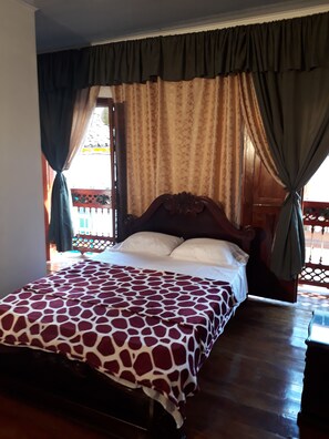 Habitación exclusiva doble, balcón | Tabla de planchar con plancha y ropa de cama