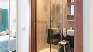 Douche, sĂšche-cheveux, bidet, serviettes fournies